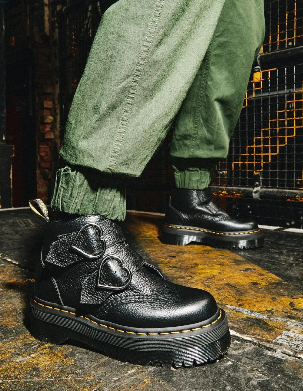 Botas Dr. Martens Devon con Plataforma y Hebillas de Corazón Negras Mujer